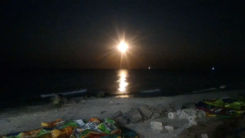 Pilnas mėnulis jūros saulėtas krantas