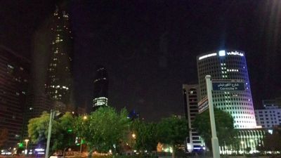 Abu Dhabi - Edificios y parques en el centro