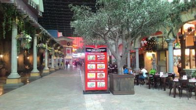 Ferrari World Abu Dhabi - Avenida coberta com restaurantes