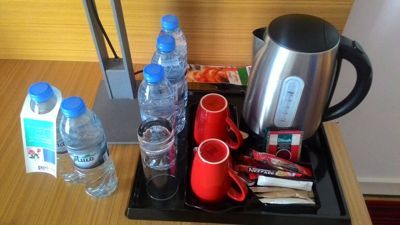 Park Inn Abu Dhabi, Yas Island - Koffie- en theefaciliteiten en dagelijkse gratis flessen water