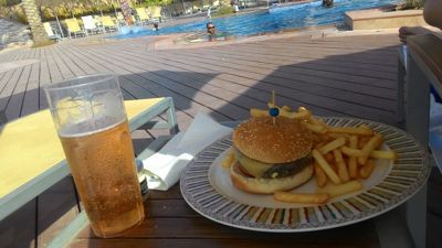 Park Inn Abu Dhabi, Yas Island - Burger vid poolen