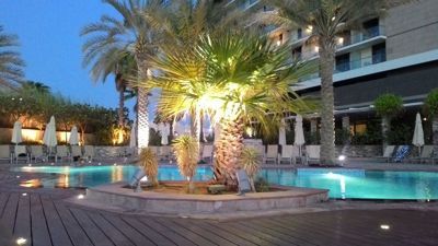 Abu Dhabi - Bazén v hotelu Park Inn