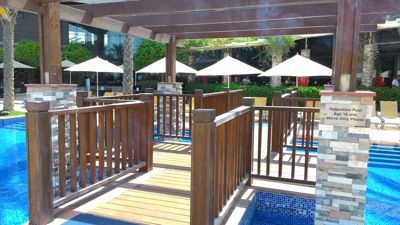 Radisson Blu Yas Island - Jeden ze tří bazénů je vyhrazen pro dospělé