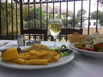 Афіни, грецька столиця - Грецька їжа з видом на Акрополь