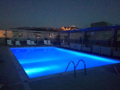 雅典，希腊首都 - 在蓝色照亮的屋顶游泳池在晚上