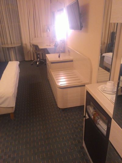 អាកាសយានដ្ឋាន Holiday Inn Athens - ទិដ្ឋភាពបន្ទប់និងតុ