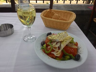 Tanghalian lugar sa Panos - Griyego na alak at salad
