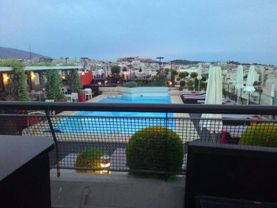 諾富特雅典酒店 - 屋頂游泳池和餐廳享有雅典衛城的全景