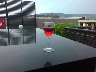 'Novotel Athens' - Vietinis rožinis vyno stiklas ant stogo su panoraminiu vaizdu į miestą