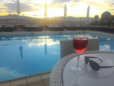 Novotel Atenas - Vinho local na piscina da cobertura