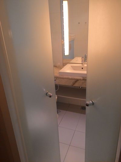 Novotel Athens - Drzwi do łazienki