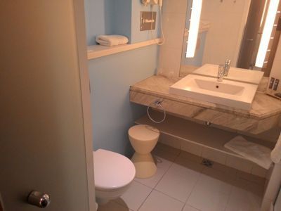 Novotel Athènes - Lavabo et toilettes de salle de bains