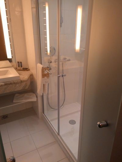 Novotel Athens - Fürdőszoba zuhanyzóval