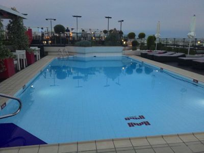 Novotel Athene - Dakkie swembad in die skemering