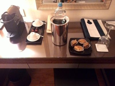 Radisson Blu Park Hotel Athén - business room cofee maching és üdvözlő édességek