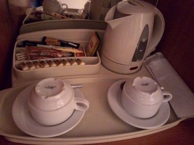 雅典丽笙公园酒店 - 客房内的水壶和咖啡和茶