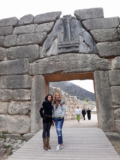 Највише грчког празника - Стари грчки камен и турист