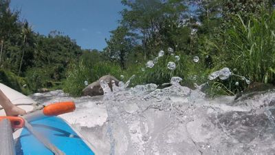 Balsa d'aigua blanca de Bali - Als ràpids del riu