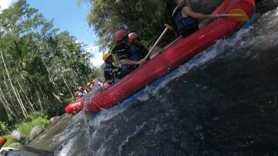 Bali White Water Rafting - Getting wet with other rafts