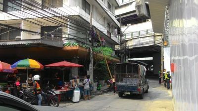 بانكوك عاصمة ديناميكية تايلاندية - أسلاك الكهرباء والطعام الشارع