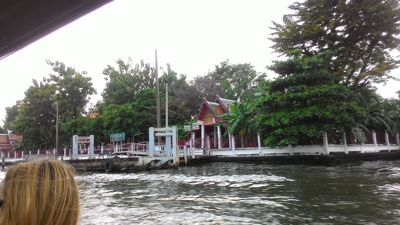 在湄南河上游览 - 在途中的寺庙