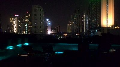 Radisson Blu Plaza Bangkok - Piscina al terrat de nit