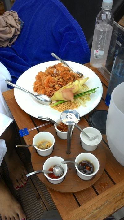 Radisson Blu Plaza Bangkok - Medencebár étel