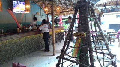 Superflow Beach Club Bangkok - Bar og palmer