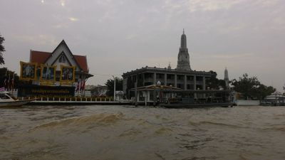 Templo budista de Wat Arun Ratchawararam Ratchawaramahawihan - Vista del templo desde el río
