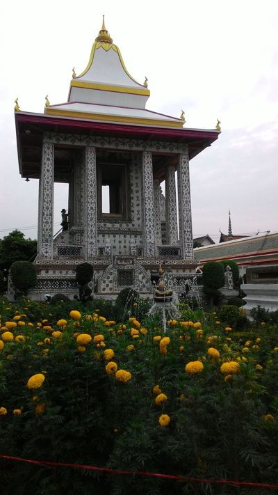 Wat Arun Ratchawararam Ratchawaramahawihanin buddhalainen temppeli - Pyhäkkö ja puutarhat