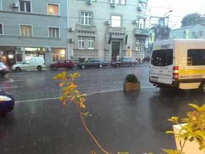 贝尔格莱德，塞尔维亚首都 - 在雨下的街道