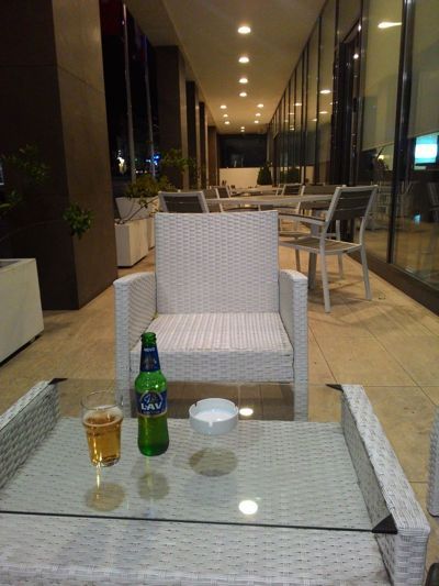 Holiday Inn Express Belgrade - City - Lokaal bier op het terras aan de voorzijde