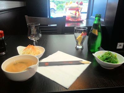 Sushi Do - Komplimentaryong miso na sopas, seaweed salad at Perrier water