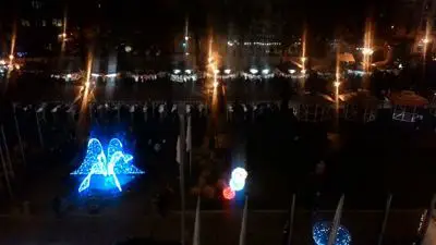 Pasar Natal Bratislava - Lihat lampu malam