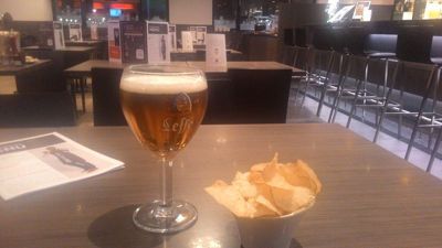 Hotel ibis Brussels Center Gare Midi - Lokalno pivo in čips