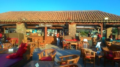 Кафе дел Мар - Основен бар и кът за сядане