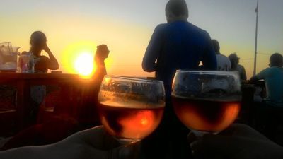 Carribean terbenam dari kubu-kubu - Sunset dengan segelas wain