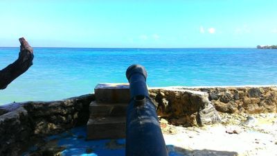 Isla del pirata - Cannon și vedere la mare