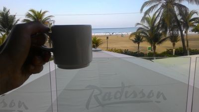 Radisson Cartagena Ocean Pavillon Hotel - Kopi pagi di tepi pantai