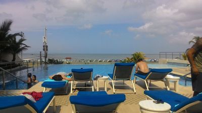 Radisson Cartagena Ocean Pavillon Hotel ൻറെ ഹോട്ടൽ നിരക്കുകൾ പുതുക്കുന്നതിനായി തീയതികൾ എൻറർ ചെയ്യുക - സ്വിമ്മിംഗ് പൂൾ ബീച്ച്