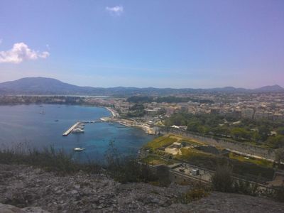 Oud fort Corfu - uitzicht vanaf de top op de haven van Corfu