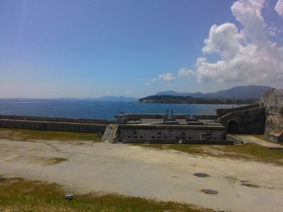 Gamla fästningen Korfu - utsikt över hamnen