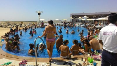 Dubai, Arabiar Emirerri Batuak - 0 Gravity beach club pool