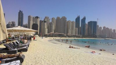 Dubai, Förenade Arabemiraten - 0 Gravity Beach Club, strandutsikt på skyline
