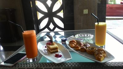 מרקורי גולד מלון אל מינה כביש - ארוחת בוקר על מרפסת הרחוב