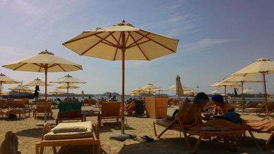 费尔蒙棕榈酒店 - 海滩俱乐部 - 在沙滩上放松