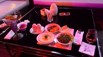 Radisson Blu Dubai Downtown - restaurante camarão frito e entrada de salada árabe