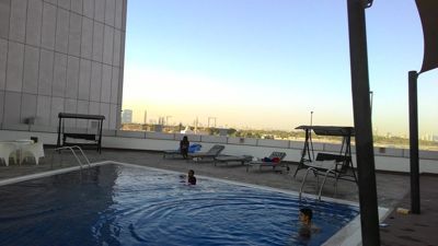 Радиссон Блу Дубаи Довнтовн - Поглед на базен