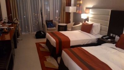 Radisson Blu Dubai centrā - biznesa klases divvietīgas gultas