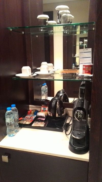 Radisson Blu Dubai centrā - tējas / kafijas pagatavošanas iespējas un bezmaksas ūdens